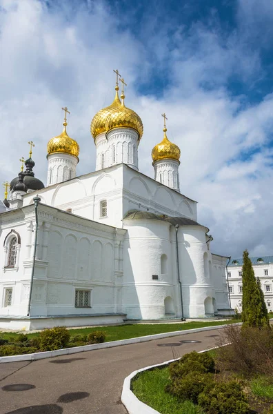 White Epiphany monastery of St. Anastasia monastery in Kostroma, — Stock Photo, Image