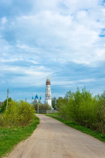Dirt road to the Church of the Holy Archangel Michael and the bo — Stock Photo, Image