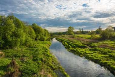 Batan güneşte güzel su manzarası. 
