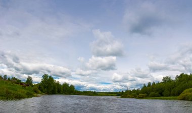 Bir yaz gününde Nehri Panoraması. 
