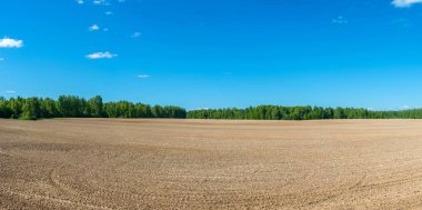 Büyük düz sürülmüş alan. 