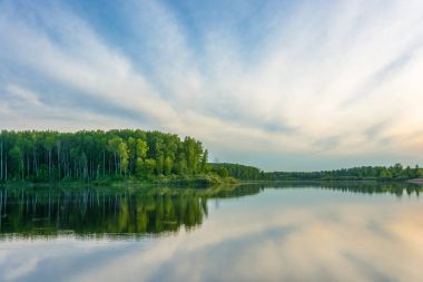 Bulutlar yansıması yansıtılmış yüzeyle Nehri. 