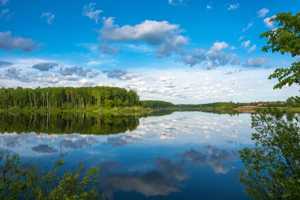 Die spiegelnde Oberfläche des Flusses mit der Reflexion der Wolken. — Stockfoto