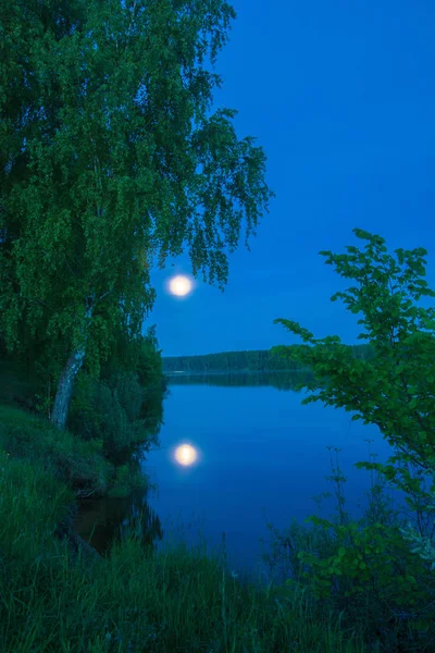 Bela paisagem lunar nas margens do rio . — Fotografia de Stock