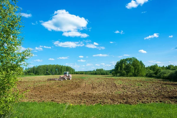 Wheel tractor working in the field. — Stock Photo, Image