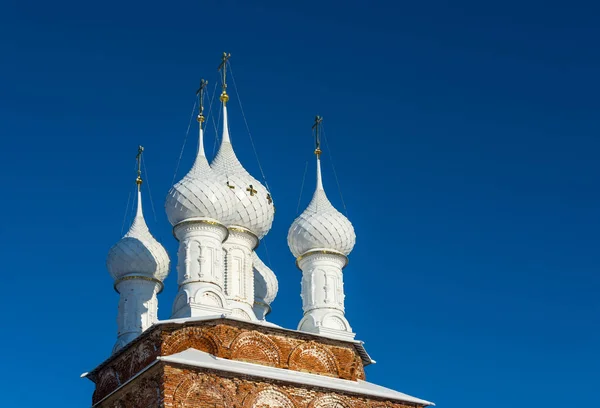 Cúpulas de la Iglesia Blanca contra el cielo azul . — Foto de Stock