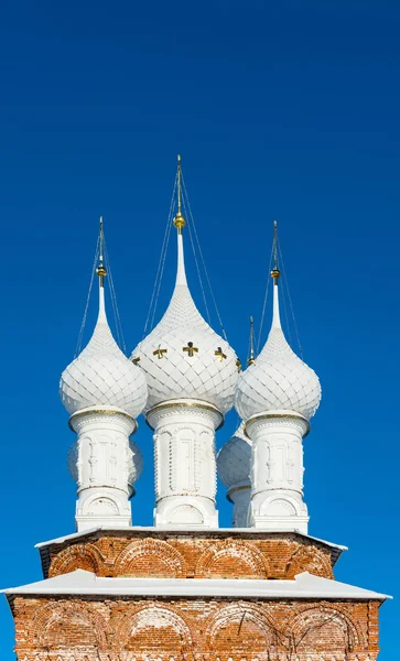 White Church domes against the blue sky. — Stock Photo, Image