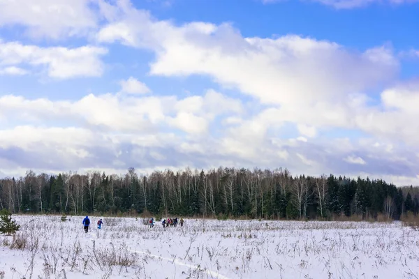 Группа туристов, идущих по снежному полю . — стоковое фото
