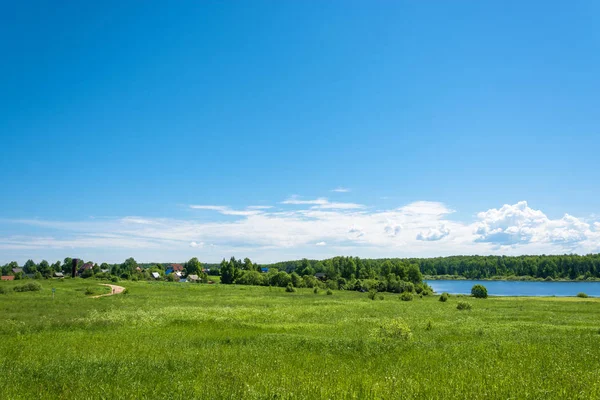 Sommerlandschaft im zentralen Teil Russlands. — Stockfoto