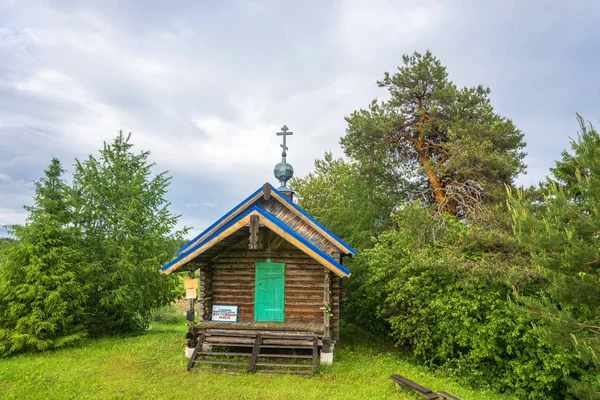 A chapel with a silver dome on the sacred source in honor of th — стоковое фото