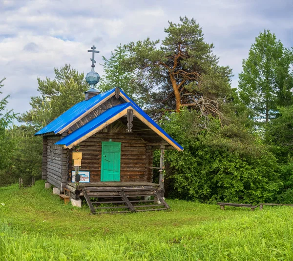 A chapel with a silver dome on the sacred source in honor of th — стоковое фото