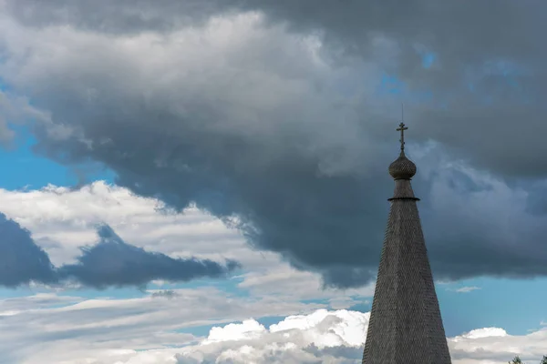 Dřevený kostel dóm v pozadí zamračená obloha. — Stock fotografie