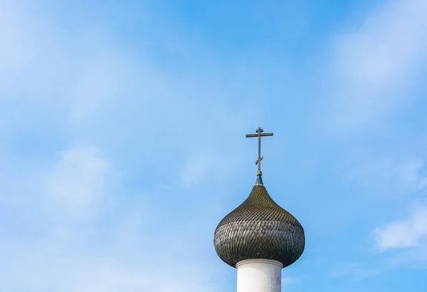 Church dome with cross against a blue sky. — Stock Photo, Image