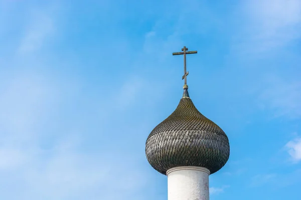 Cúpula de iglesia con cruz contra un cielo azul . — Foto de Stock