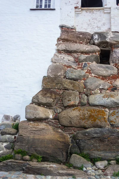 La textura de las paredes de piedra del monasterio Solovetsky . — Foto de Stock