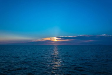 Beyaz denizde güzel bir gün batımı. 