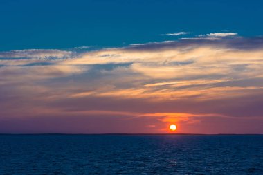 Beyaz denizde güzel bir gün batımı. 