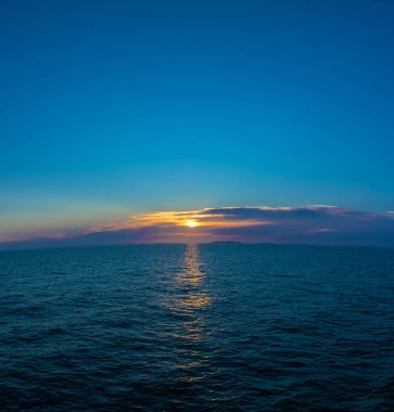 Beyaz denizde güzel bir gün batımı. 