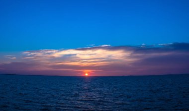 Beyaz denizde güzel bir gün batımı. 