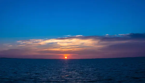 洁白的海面上美丽的落日. — 图库照片