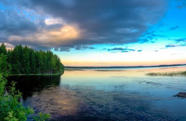 Göl üzerinde büyük siyah bulut. 