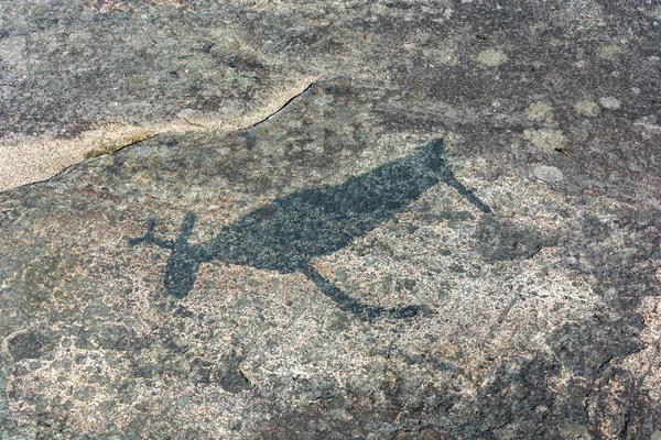 Starověké kresby na velké skále. — Stock fotografie