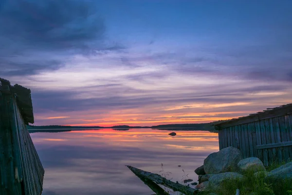 Wunderschöner Sonnenuntergang auf einem See in Karelien. — Stockfoto