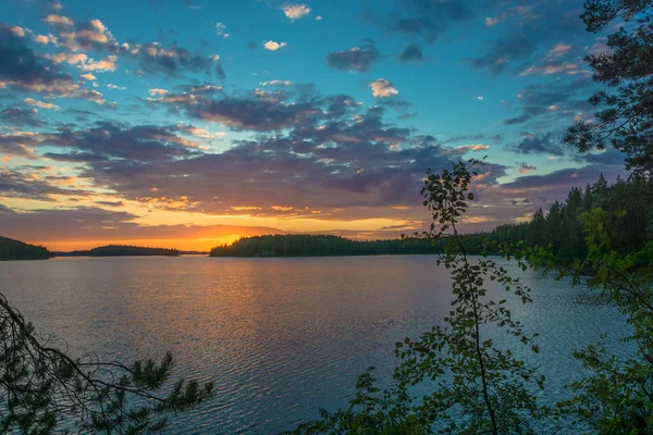 Prachtige zonsondergang op een meer in Karelië. — Stockfoto