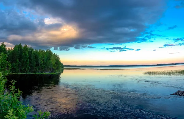 Göl üzerinde büyük siyah bulut. 