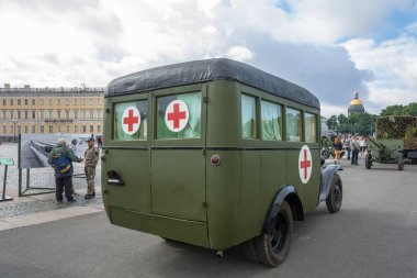 Araba kırmızı cross St Petersburg Palace Meydanı'nda 11 A