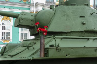 T-34 üzerinde kırmızı karanfiller. 