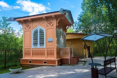 Pavilion bahar Marcial yukarıda sular Karelya, 8 Ağustos'ta