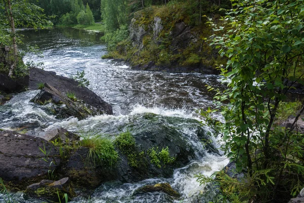 En la cascada Kivach, Karelia . — Foto de Stock