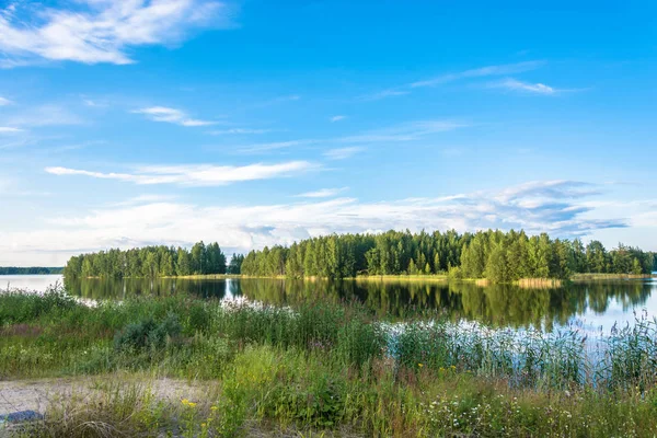 Karelische landschap in de stralen van de ondergaande zon. — Stockfoto