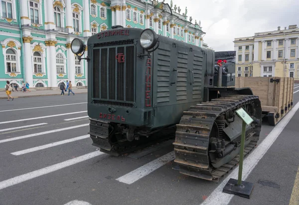 Tractor stalinets on Palace square in St. Petersburg on 11 August. — Stock Photo, Image