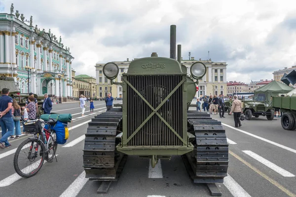 American caterpillar tractor at the Palace square in St. Petersb — Stock Photo, Image