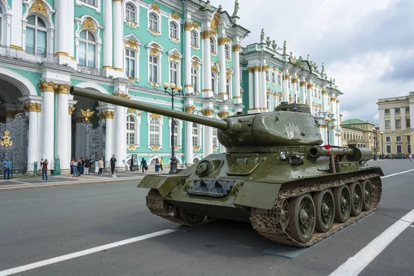 Tank T-34 on the Palace square in St. Petersburg on 11 August 20 — Stock Photo, Image