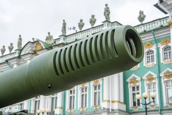 The barrel of an artillery gun in the background of the Winter P — Stock Photo, Image