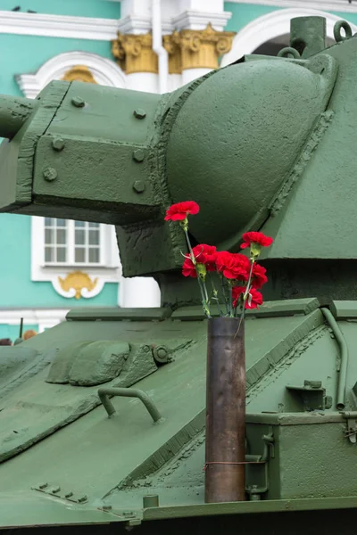 Red carnations on the T-34. — Stock Photo, Image