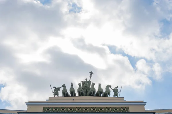 Скульптура на триумфальной арке Генерального штаба . — стоковое фото