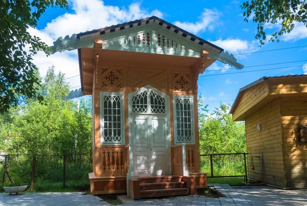 Pavillon au-dessus de la source Eaux Marciales en Carélie, le 8 août — Photo