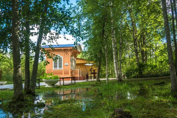 Paviljoen boven het voorjaar Marcial wateren in Karelië, op 8 augustus — Stockfoto