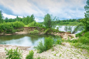 Küçük bir alanda yolun bulanık.  