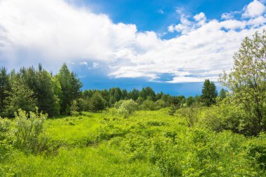 Bulutlu Gökyüzü ile Yaz Manzarası. 