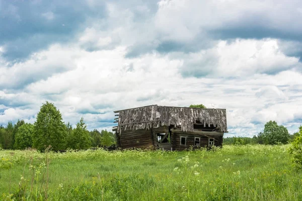 Einsturzgefährdetes Haus im verfallenen Dorf Burdovo. — Stockfoto