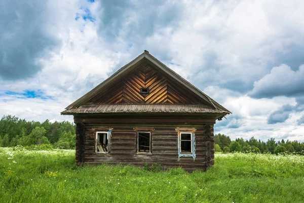 Einsturzgefährdetes Haus im verfallenen Dorf Burdovo. — Stockfoto