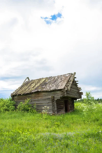 Einstürzende Scheune im verfallenen Dorf Burdovo. — Stockfoto