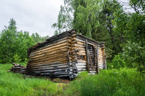 Rot Logboeken in een houten huis. — Stockfoto