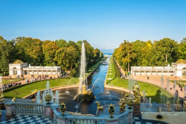 Çeşmeler ve deniz Kanal Caddesi'nin genel görünümü 