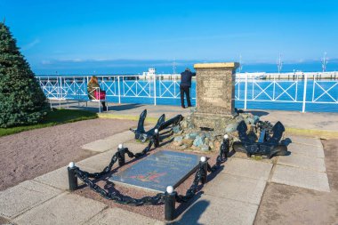 28 Septembe üzerinde Kronstadt askerlerinin denizciler için bir anıt